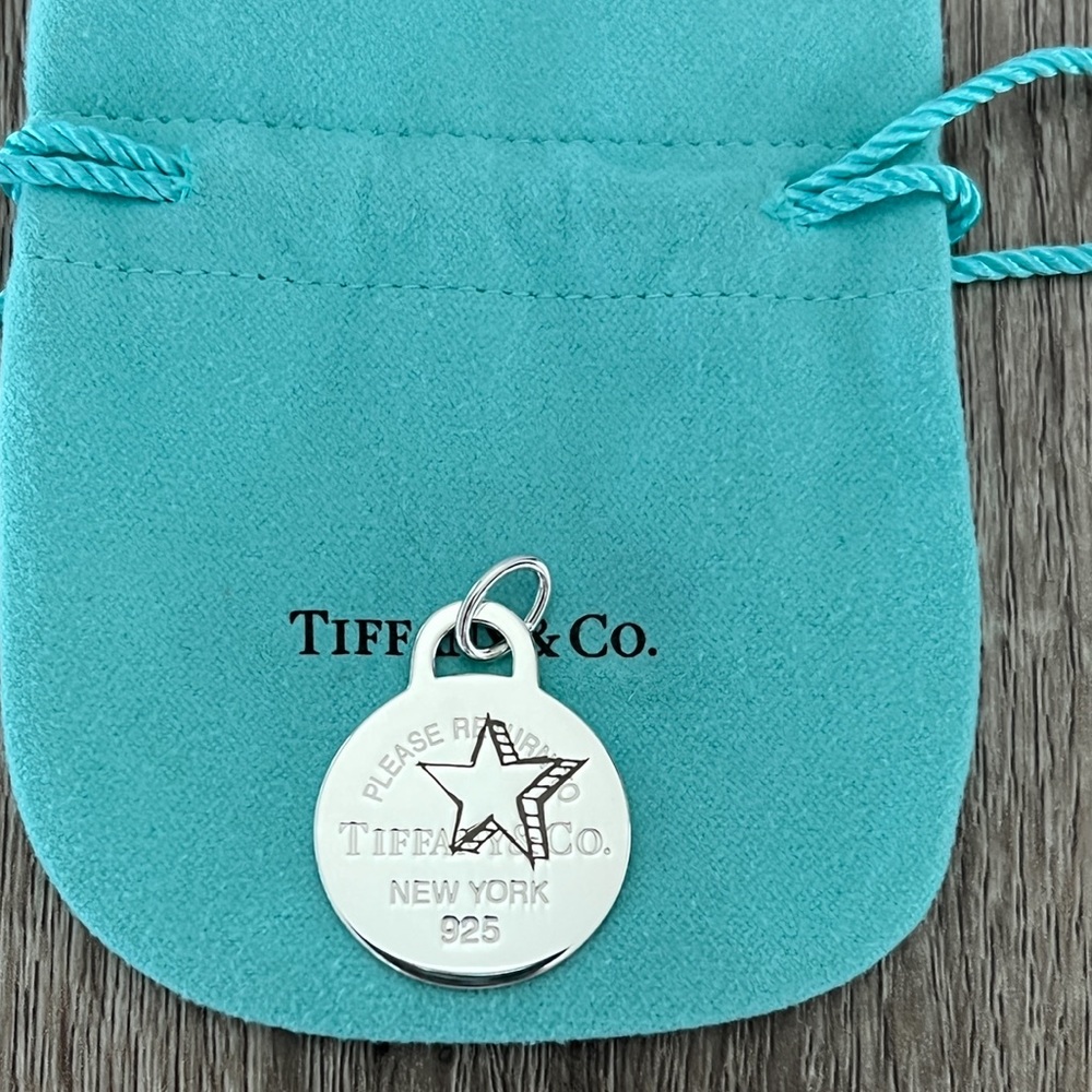 Large round tag charm‎